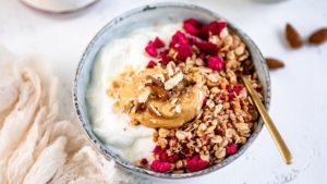Granola s lyofilizovanými malinami
