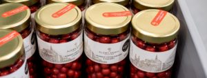 Lieskovce v bielej čokoláde s malinami 620g v skle