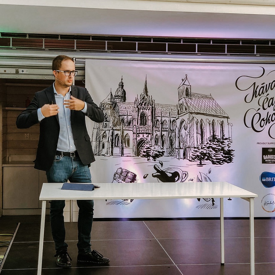 Michal Repík prednasa o Slowliving - Slowlandia na festivale Kava Caj Cokolada Kosice 2020
